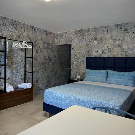 Edo House - Beachfront - Fronte Mare - - Private Parking דירה אנזיו